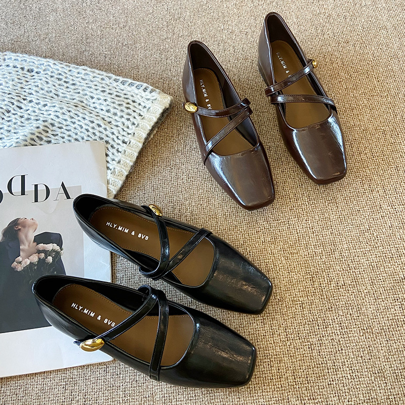 Pump Heel Block - レディースシューズ、スクエアトゥのメリージェーン、ダブルストラップ、ゴールドのバックル、ローヒール、ヴィンテージレザー、普段使いやオフィス、フォーマルな装いに合うパンプス。