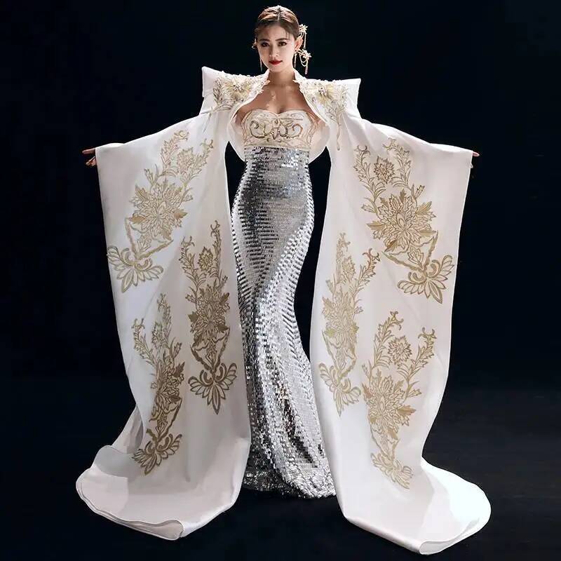 Formal Dress - エレガントな中国風のイブニングドレス。女性用、刺繍入りケープ、豪華なスパンコール装飾、フォーマルな場にふさわしい、モデルのランウェイに映える上品な装い。